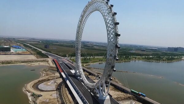 СПУТНИК_Необычное гигантское колесо обозрения открылось в Китае - Sputnik Узбекистан