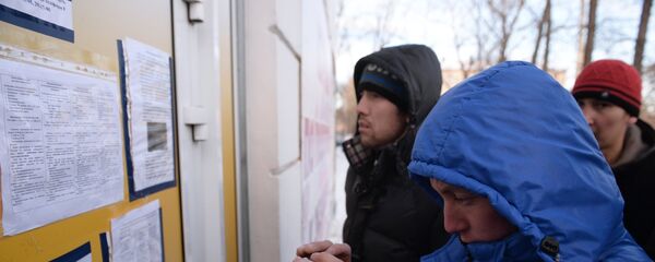 Мигранты ждут открытия миграционного центра. Архивное фото - Sputnik Узбекистан