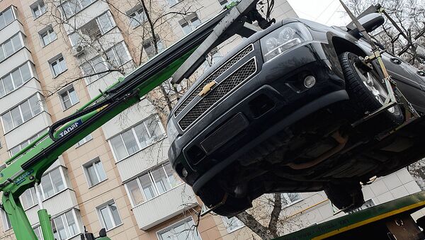 Эвакуация машины из двора дома - Sputnik Узбекистан