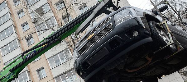 Эвакуация машины из двора дома Эвакуация машины из двора дома - Sputnik Узбекистан