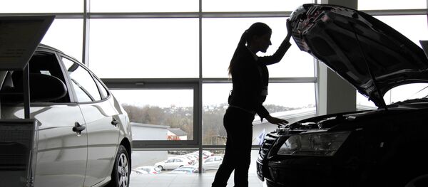 Автомобилни кўздан кечираётган мижоз - Sputnik Ўзбекистон