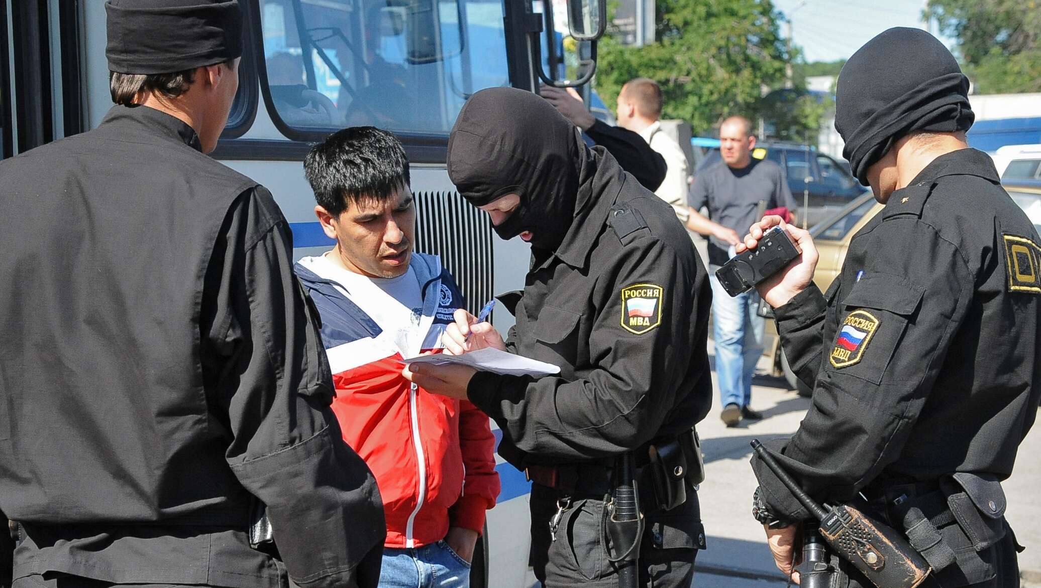 Таджики преступники. Миграционная полиция. Преступность мигрантов. Полиция России задержали мигрантов. Преступность иностранцами.