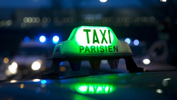 Taxi drivers taking part in a blockade of the access to Paris' Charles-de-Gaulle airport, outside Paris - Sputnik Узбекистан