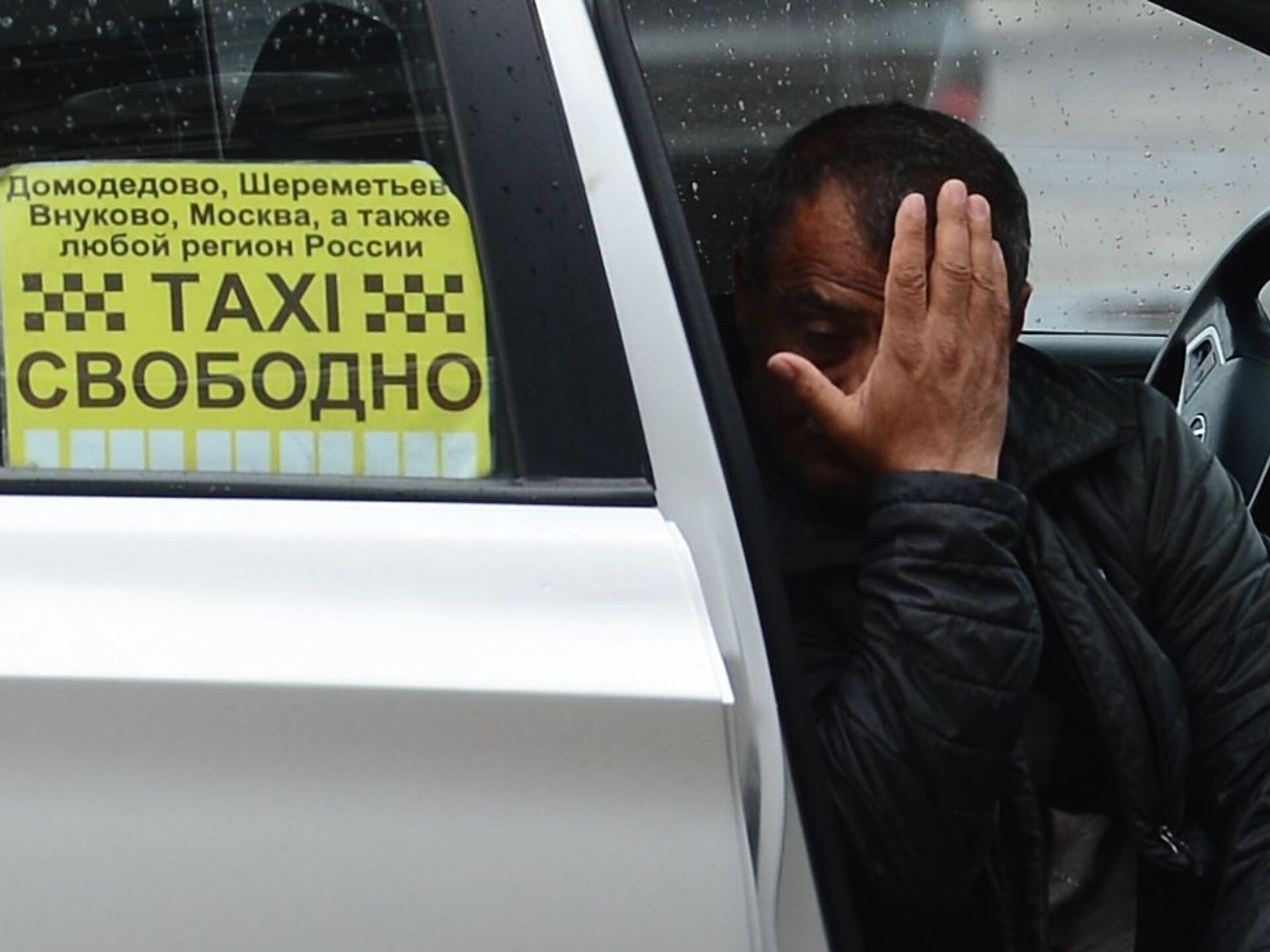 Таксистам запретили. Таксист мигрант. Мигранты в такси. Мигранты таксисты в Москве. Мигранты в такси в Москве.
