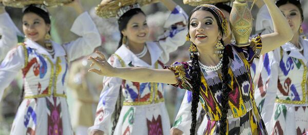 Девушки танцуют во время Навруза в Ташкенте - Sputnik Узбекистан