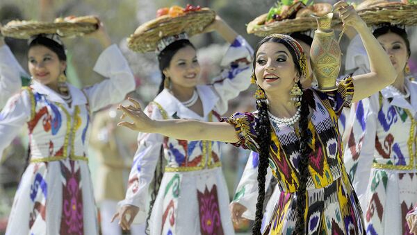 Девушки танцуют во время Навруза в Ташкенте - Sputnik Узбекистан