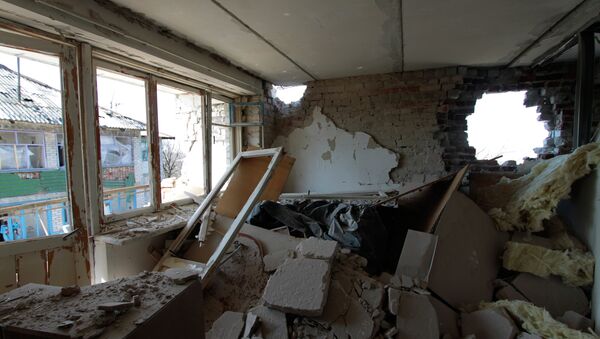 Разрушенная в результате обстрелов жилого дома в Донецкой области. - Sputnik Узбекистан