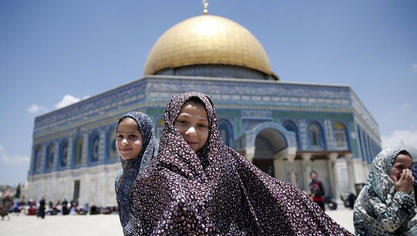 Девочка-палестинка у мечети Купол скалы в первый день Рамадана - Sputnik Узбекистан