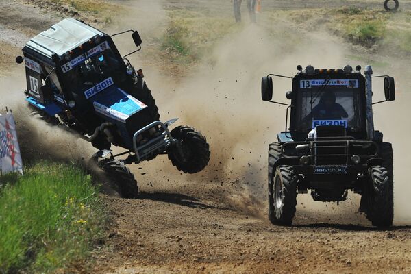 Участник гонок, занявшие первые три места, получили по новому трактору. - Sputnik Узбекистан