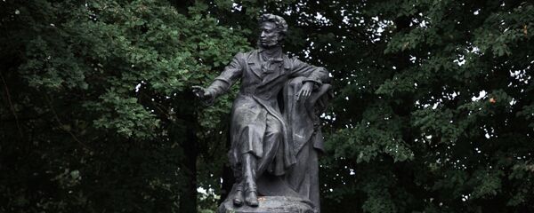 Памятник А. С. Пушкину работы Е. Ф. Белашовой на Пушкинских Горах - Sputnik Узбекистан