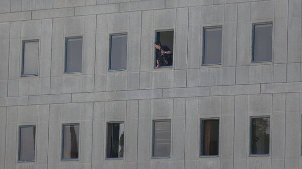 Иранский полицейский в здании парламента в Тегеране - Sputnik Узбекистан