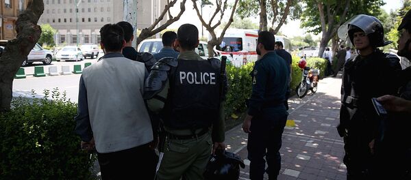 Iranskie politseyskie stoyat vozle zdaniya parlamenta v Tegerane - Sputnik O‘zbekiston
