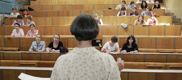 Преподаватель университета читает лекцию - Sputnik Узбекистан