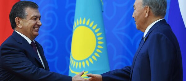 Президент Узбекистана Шавкат Мирзиёев (слева) и президент Казахстана Нурсултан Назарбаев перед заседанием совета глав государств - членов Шанхайской организации сотрудничества (ШОС) Президент Узбекистана Шавкат Мирзиёев (слева) и президент Казахстана Нурсултан Назарбаев перед заседанием совета глав государств - членов Шанхайской организации сотрудничества (ШОС) - Sputnik Узбекистан
