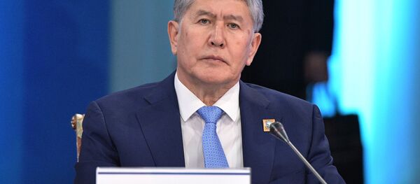 9 июня 2017. Президент Кыргызстана Алмазбек Атамбаев на заседании совета глав государств - членов Шанхайской организации сотрудничества (ШОС) в узком составе. 9 июня 2017. Президент Кыргызстана Алмазбек Атамбаев на заседании совета глав государств - членов Шанхайской организации сотрудничества (ШОС) в узком составе. - Sputnik Ўзбекистон