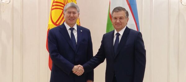 Мирзиёев Атамбоевга: бизнинг орамизда чегара бўлмаслиги керак Мирзиёев Атамбоевга: бизнинг орамизда чегара бўлмаслиги керак - Sputnik Ўзбекистон