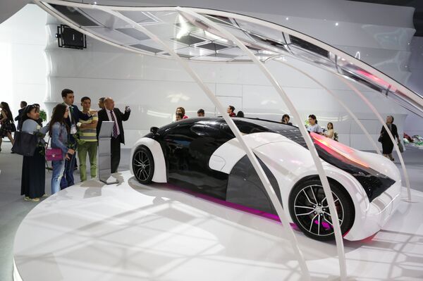 Разработанный в Узбекистане автомобиль на солнечной батарее на выставке ЭКСПО-2017 в Астане  - Sputnik Узбекистан