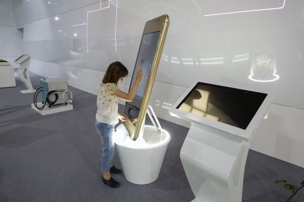 Смартфон будущего на стенде Узбекистана на ЭКСПО-2017 в Астане - Sputnik Узбекистан