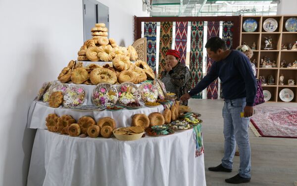 Национальные угощения в павильоне Узбекистана на  ЭКСПО-2017  в Астане - Sputnik Узбекистан