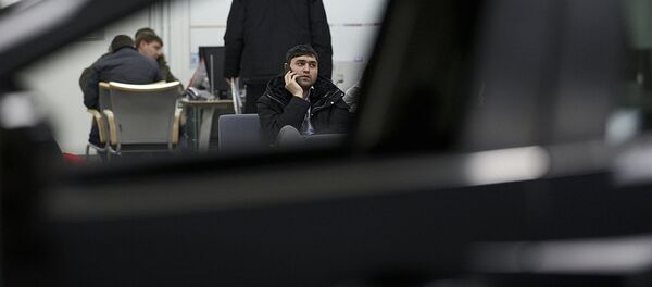 Мужчина в автосалоне Мужчина в автосалоне - Sputnik Узбекистан