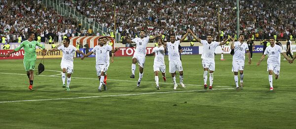 Игроки сборной Ирана по футболу радуются победе над сборной Узбекистана азиатской группе А в отборочном матче чемпионата мира по футболу 2018 года на стадионе Азади в Тегеране - Sputnik Узбекистан