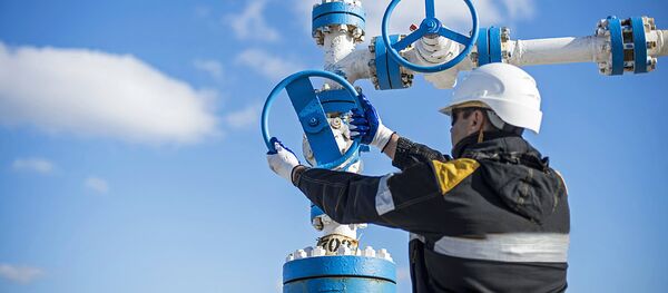 Рабочий вращает вентиль Рабочий вращает вентиль - Sputnik Ўзбекистон
