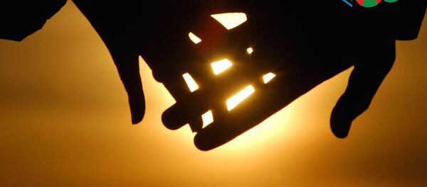 Влюбленные держатся за руки Влюбленные держатся за руки - Sputnik Узбекистан