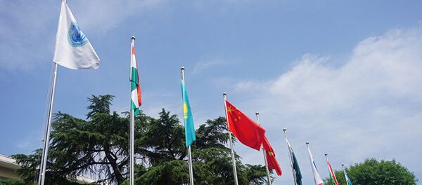 Торжественная церемония поднятия государственных флагов двух новых государств-членов организации - Республики Индия и Исламской Республики Пакистан Торжественная церемония поднятия государственных флагов двух новых государств-членов организации - Республики Индия и Исламской Республики Пакистан - Sputnik Узбекистан