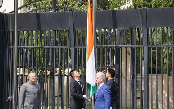 Торжественная церемония поднятия государственных флагов двух новых государств-членов Организации - Республики Индия и Исламской Республики Пакистан - Sputnik Узбекистан