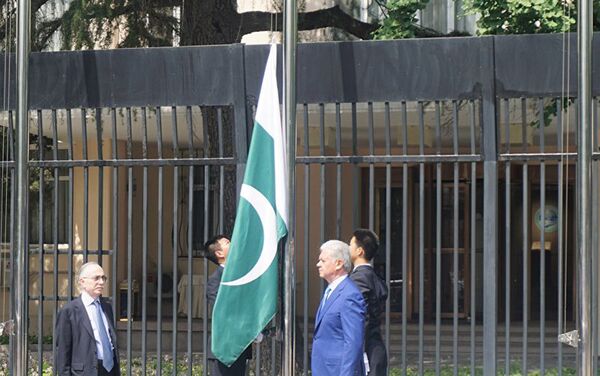 Торжественная церемония поднятия государственных флагов двух новых государств-членов Организации - Республики Индия и Исламской Республики Пакистан - Sputnik Узбекистан