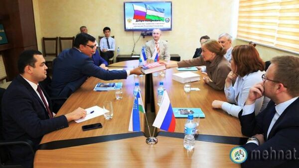 V Mintruda sostoyalas vstrecha s delegatsiyey instituta Pushkina - Sputnik Oʻzbekiston