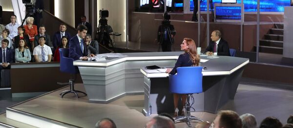 Президент РФ Владимир Путин отвечает на вопросы россиян в основной студии московского Гостиного двора во время ежегодной специальной программы Прямая линия с Владимиром Путиным Президент РФ Владимир Путин отвечает на вопросы россиян в основной студии московского Гостиного двора во время ежегодной специальной программы Прямая линия с Владимиром Путиным - Sputnik Узбекистан