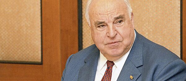 Германиянинг собиқ канцлери Гельмут Коль Германиянинг собиқ канцлери Гельмут Коль - Sputnik Ўзбекистон