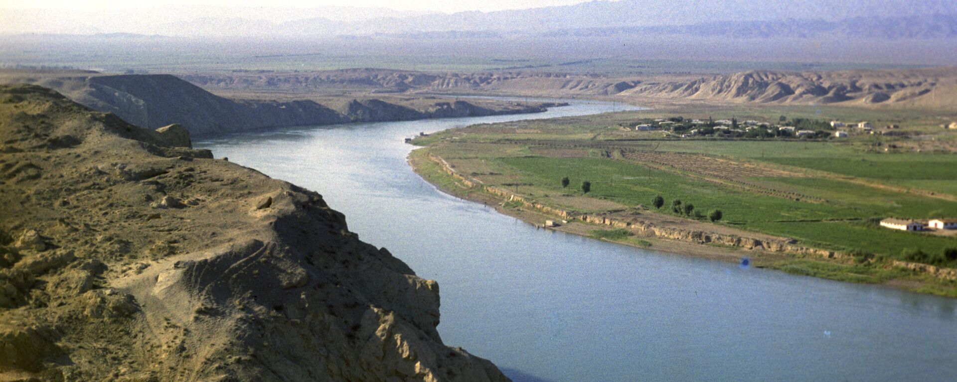 Reka Sirdarya v rayone goroda Leninabada - Sputnik O‘zbekiston, 1920, 22.05.2021
