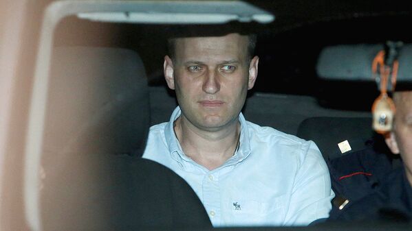 Алексей Навальный в полицейской машине после задержания - Sputnik Узбекистан