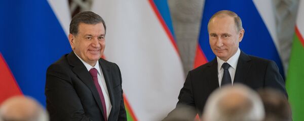 Президент РФ Владимир Путин и президент Узбекистана Шавкат Мирзиеев (слева) во время встречи Президент РФ Владимир Путин и президент Узбекистана Шавкат Мирзиеев (слева) во время встречи - Sputnik Узбекистан