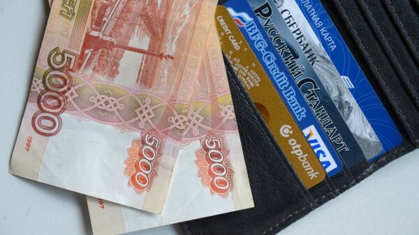 Кошелек с деньгами и банковскими картами - Sputnik Узбекистан