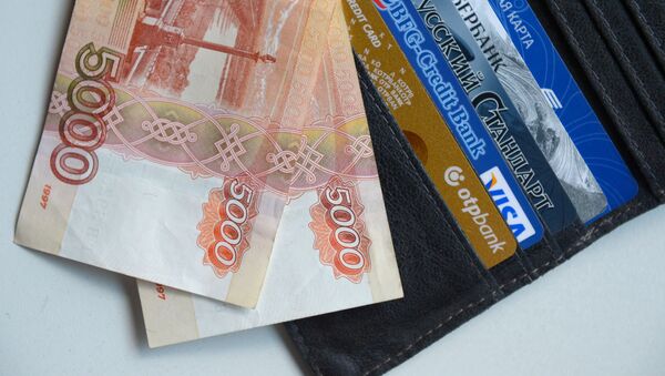 Koshelek s dengami i bankovskimi kartami - Sputnik Oʻzbekiston