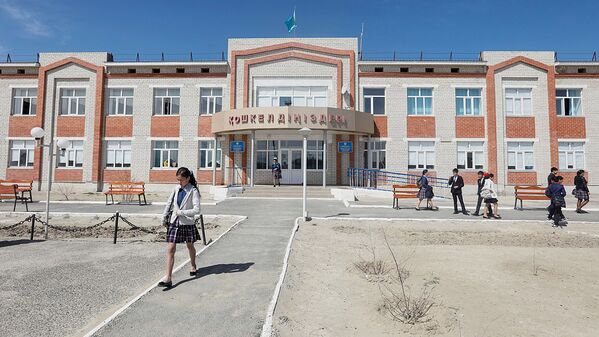 Школьники у нового здания школы в Богене - Sputnik Узбекистан