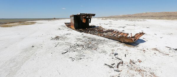 A ruined ship lays on a salinated part of the Aral Sea coastline near the village of Akespe, south-western Kazakhstan, April 16, 2017. Akespe, home to some 250 people, and Karateren, inhabited by about 150, used to be dominated by fishermen until the water receded too far away - but it is now back in Karateren. - Sputnik Узбекистан