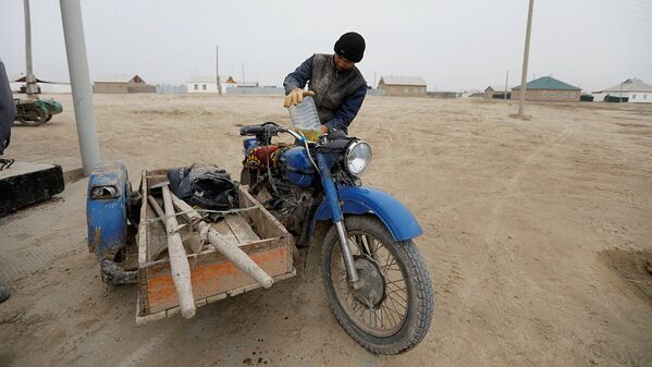 Рыбак заправляет мотоцикл - Sputnik Узбекистан
