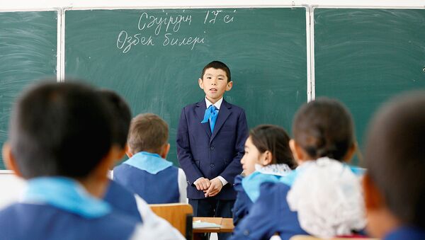 Students attend a lesson at a school in the village of Bogen, south-western Kazakhstan, April 17, 2017. Bogen, populated by some 1,000 people, is a former fishermen's village that used to be on the seashore. - Sputnik Oʻzbekiston