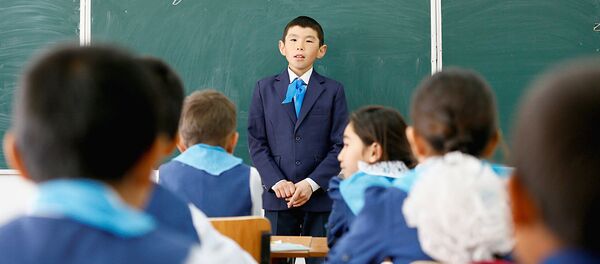 Students attend a lesson at a school in the village of Bogen, south-western Kazakhstan, April 17, 2017. Bogen, populated by some 1,000 people, is a former fishermen's village that used to be on the seashore. - Sputnik Узбекистан