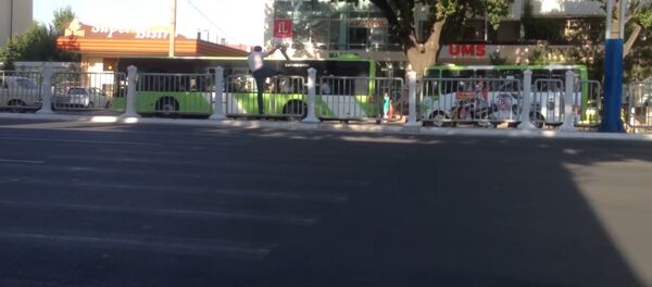 Ташкентцы перебегают дорогу в районе кинотеатра Казахстан - Sputnik Узбекистан