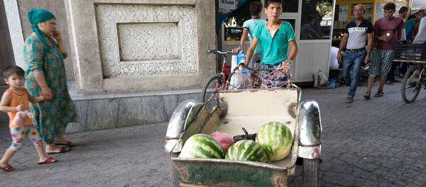 Мальчик на центральном рынке города Худжанд, архивное фото - Sputnik Узбекистан