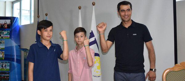 Участники программы Футбол для дружбы Ильяс Ахмедов, Амир Шарипов с арбитром Равшаном Ирматовым - Sputnik Узбекистан