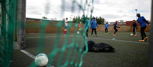 Детская тренировка в футбольной школе - Sputnik Узбекистан