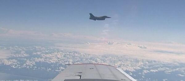 Истребитель НАТО приблизился к самолету министра обороны РФ - Sputnik Узбекистан