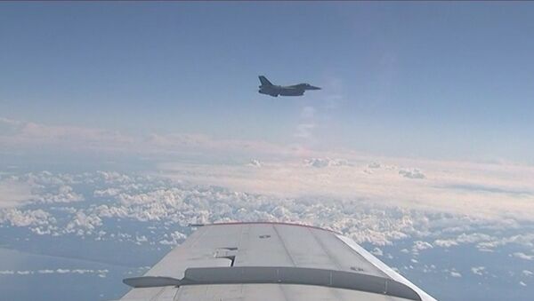Истребитель НАТО приблизился к самолету министра обороны РФ - Sputnik Ўзбекистон