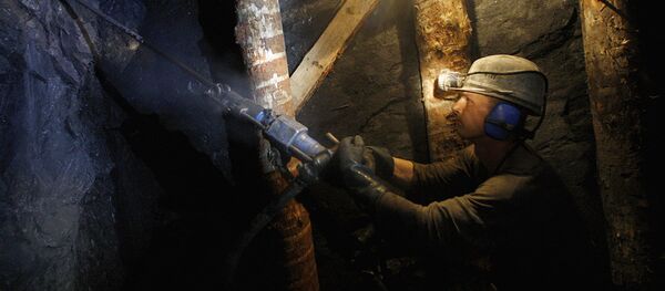 Шахтер в урановой шахте - Sputnik Узбекистан